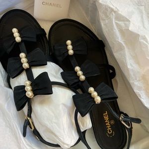Chanel pearl bow sandals size 38.5